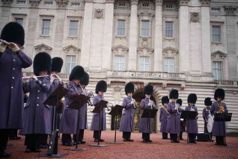 La banda de los Guardias Galeses interpreta el himno de la OTAN durante la ceremonia del cambio de guardia en el Palacio de Buckingham para celebrar el 75 aniversario de la OTAN