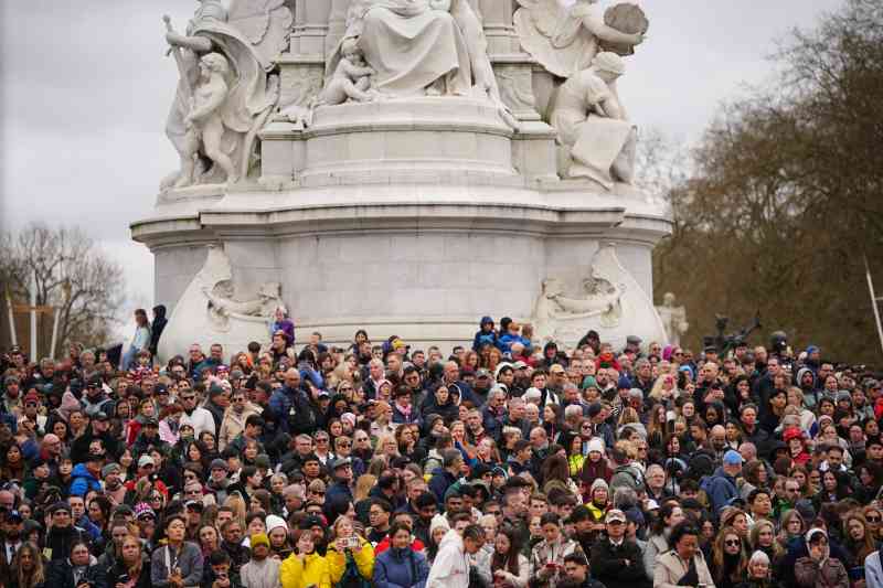 Una multitud se reúne frente al Palacio de Buckingham para ver la interpretación del himno de la OTAN