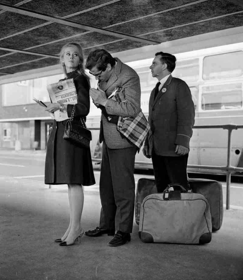 Jane Fonda, llevando un bolso de Chanel, con su esposo Roger Vadim, 1965