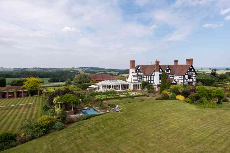 Historic England describe Yarhampton House como 'un buen ejemplo de una gran casa de campo de madera del siglo XVII'